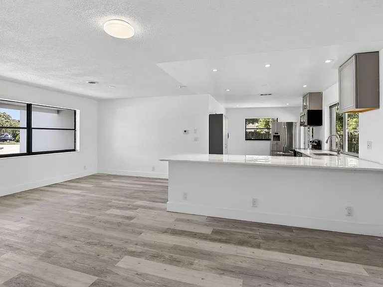 5804 NW 14th St — Photo 12
