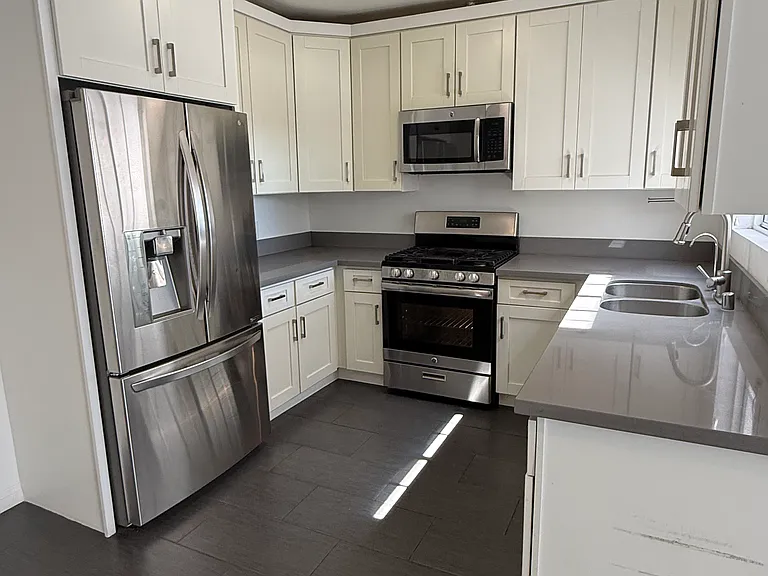 27 E Howard St #4 — Photo 1