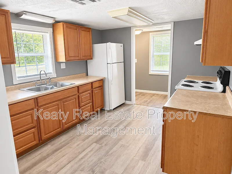 3 bed, 2.0 bath, 1370 sqft, $1,300 — Photo 4