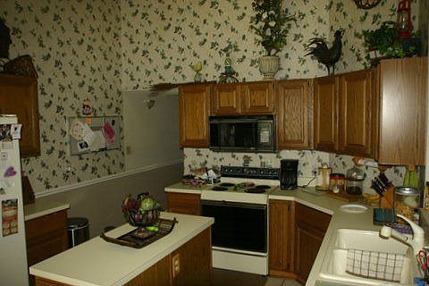 Oak Cabinets in kitchen