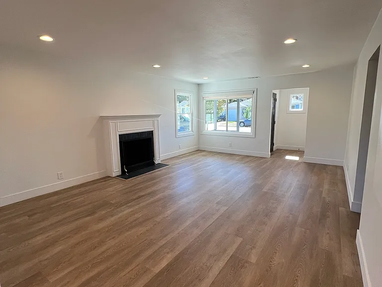 21258 Hobert St — Photo 4