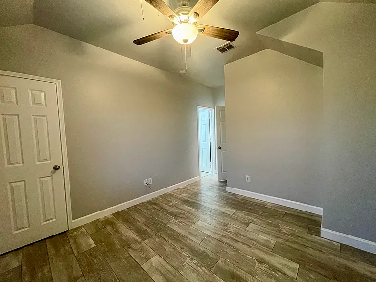 813 Lake Forest Trl — Photo 1