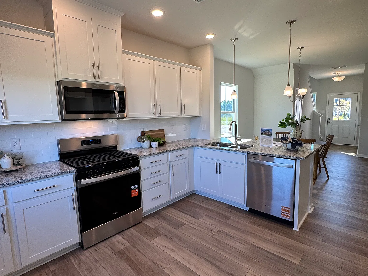 4 bed, 2100 sqft, $2,295 — Photo 4