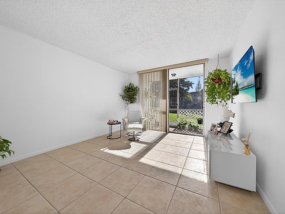 5th image of 9281 Sunrise Lakes Boulevard #107