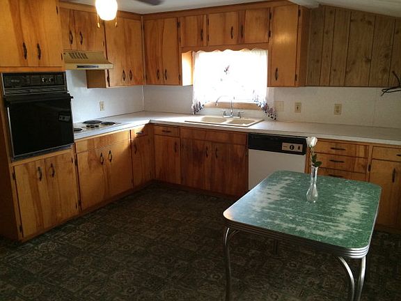 3rd image of 841 NE Damson Ave