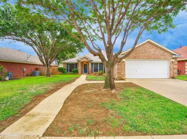 121 Blue Wood Dr, Saginaw, TX 76179
