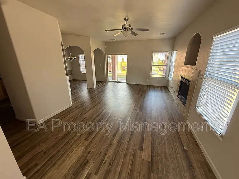 927 Tieran Ct NE — Photo 1