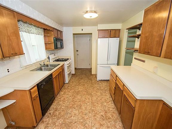 5th image of 90 Redwood Dr