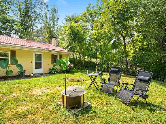 3rd image of 1007 Redbud Rd