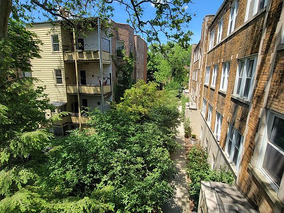3rd image of 613 W Arlington Pl #2W
