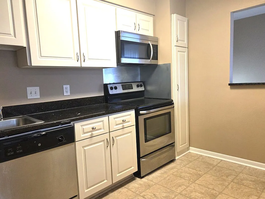 2 bed, 1.0 bath, 1197 sqft, $1,445 — Photo 3