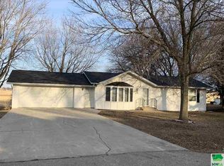 505 Valley St, Cushing, IA 51018