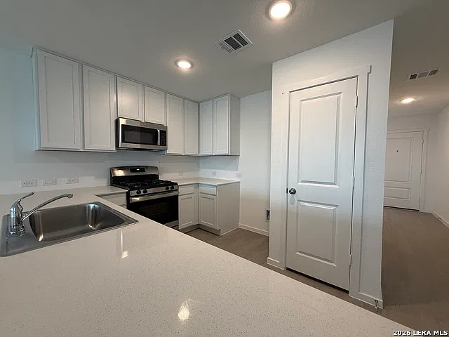 3 bed, 2.0 bath, 1402 sqft, $1,750 — Photo 3