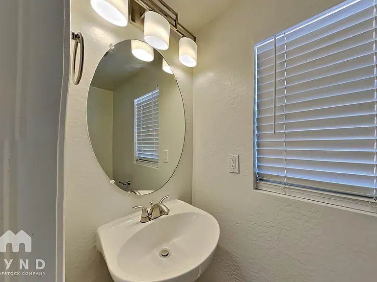 11802 W Laurel Ln — Photo 5