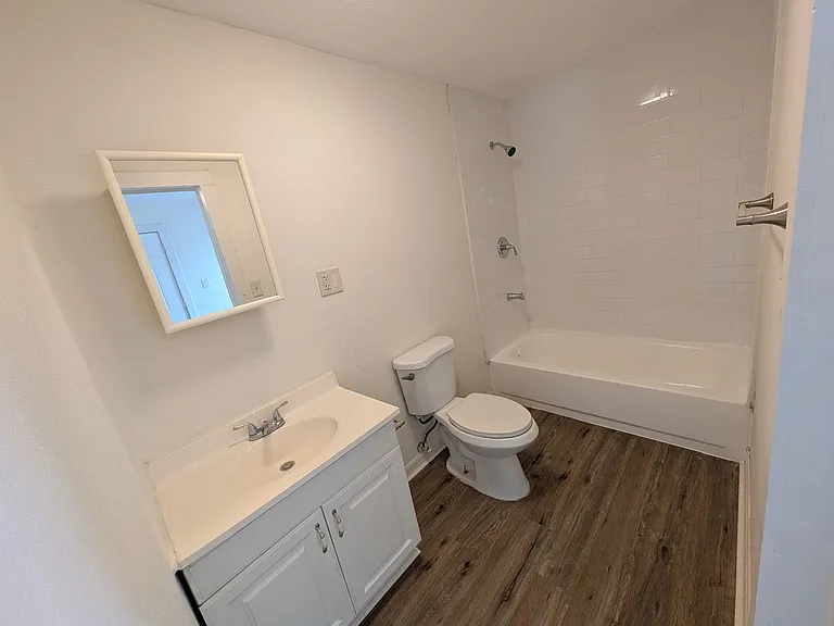 230 Mystic Lake Dr N — Photo 5
