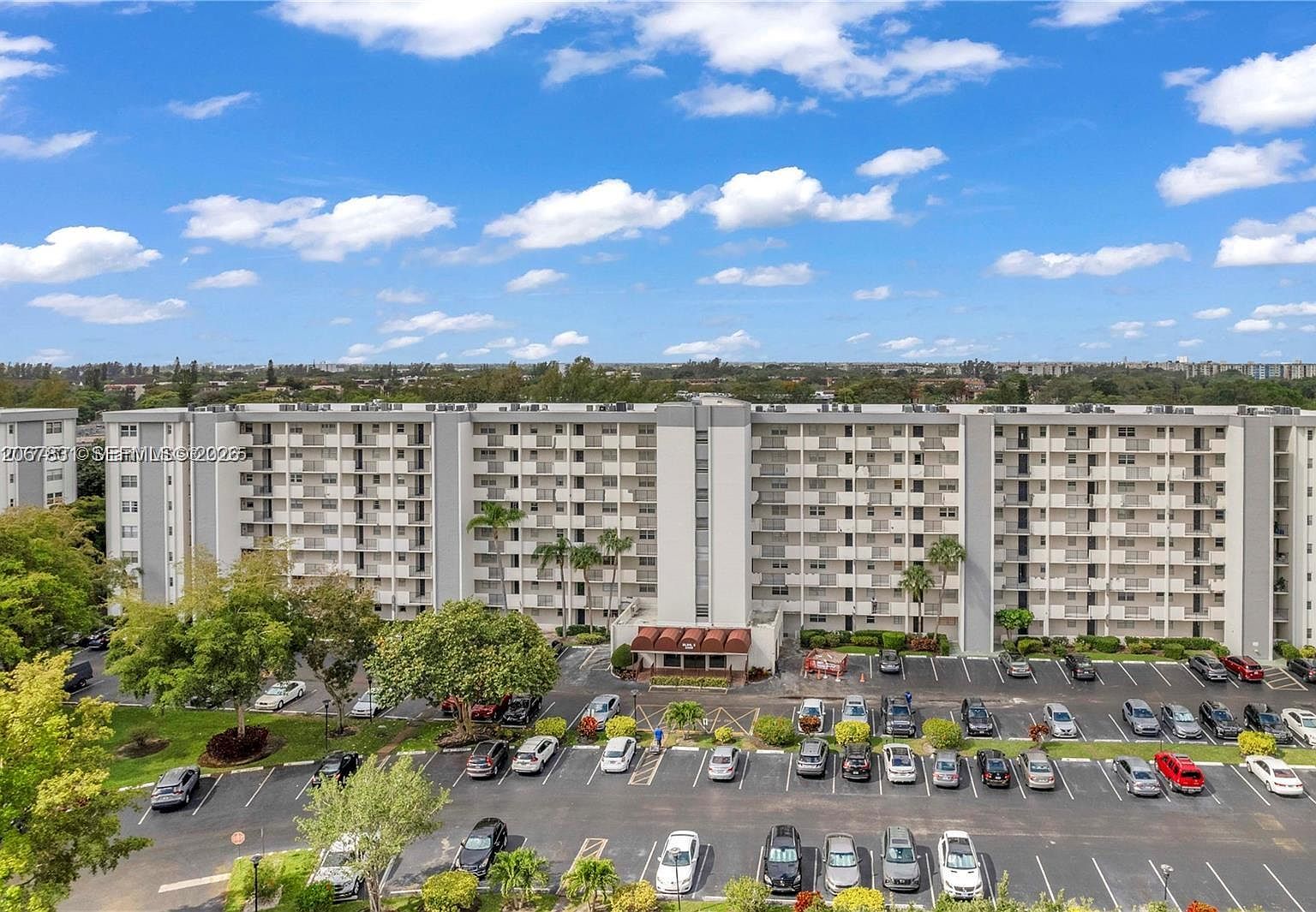 5900 NW 44th St APT 405 — Inverrary Country Club