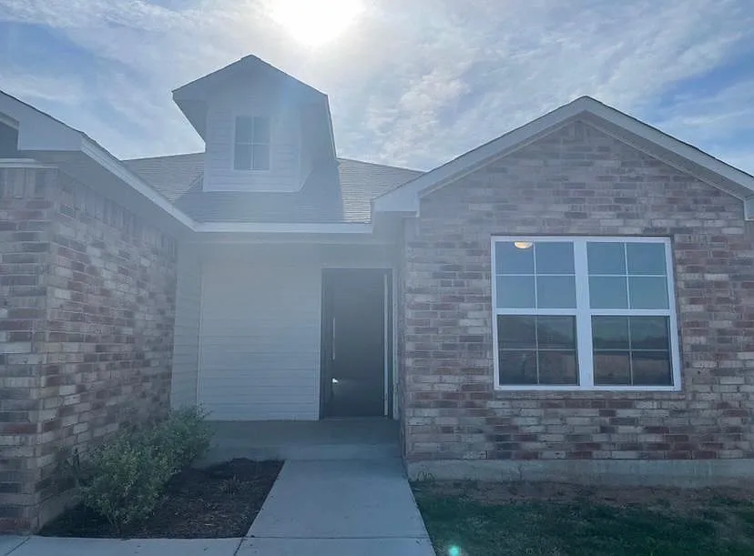 3 bed, 1451 sqft, $2,232 — Photo 3