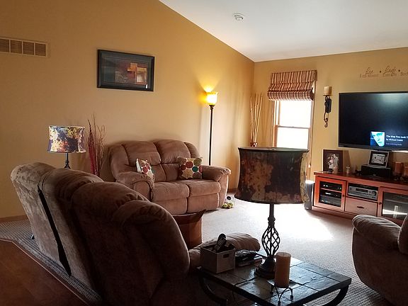 Living Room 17' x 19'6