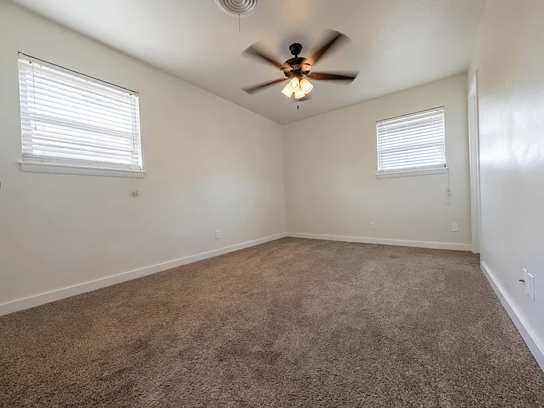 4715 Laura Dr — Photo 14