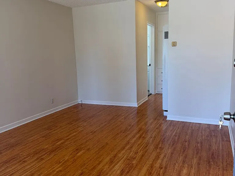 1056 Linden Ave — Photo 3