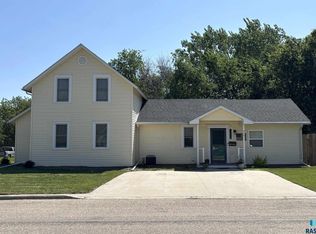 426 W 3rd St, Miller, SD 57362