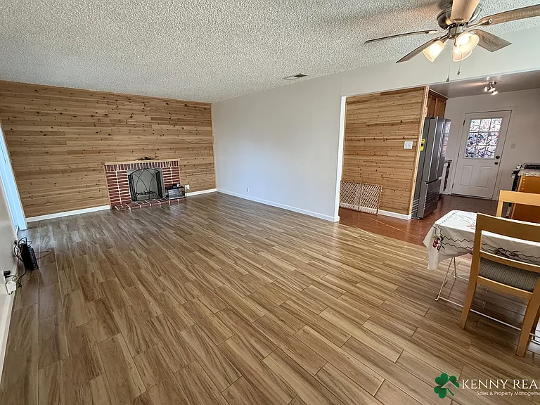 925 Newman Dr — Photo 2