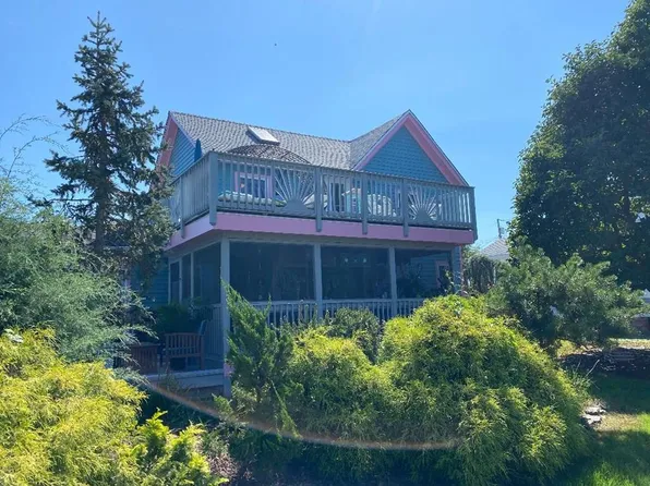 6021 Collins St, Chincoteague Island, VA 23336