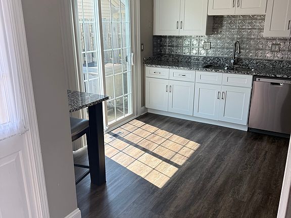 4th image of 1032 S Court St