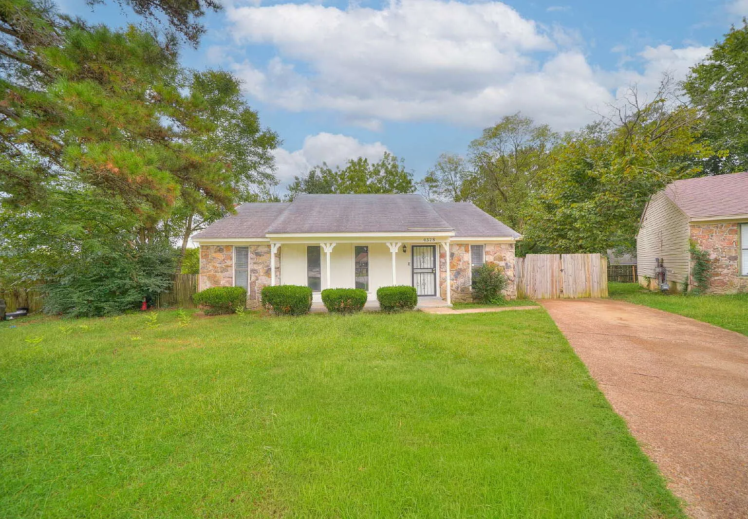3 bed, 2.0 bath, 1120 sqft, $1,400 — Photo 1