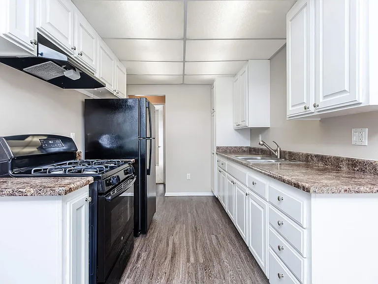 Huntington Highlander Apartment Homes — Photo 11