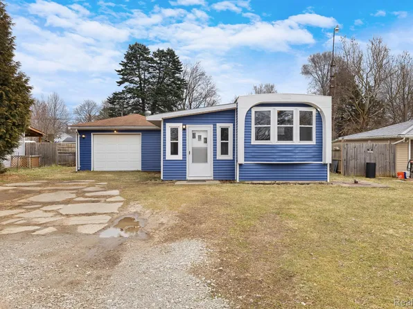 1719 Skyview Dr, Brighton, MI 48114