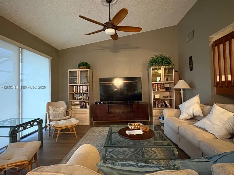 437 Prestwick Ln — Photo 8