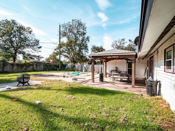 204 Carnation St, Lake Jackson, TX 77566