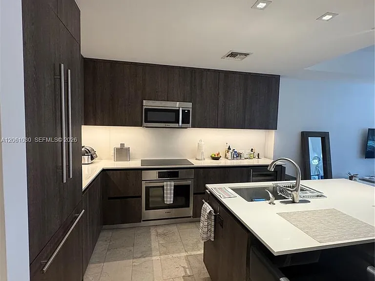 88 SW 7th St #805 — Photo 4