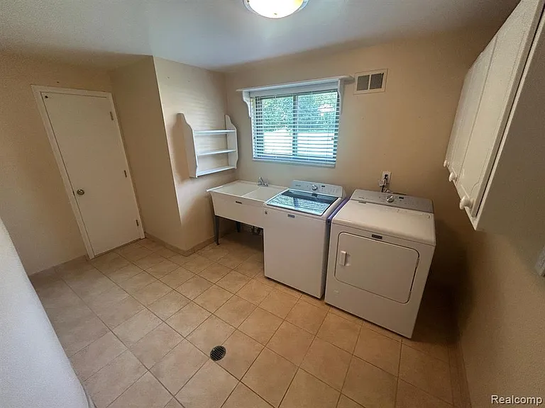 24915 Lakeland St — Photo 16