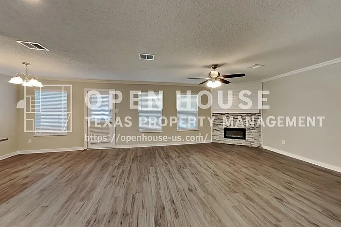 4 bed, 2.0 bath, 2088 sqft, $2,300 — Photo 3