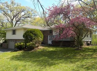 201 Hickory Rd, Oakwood Hills, IL 60013