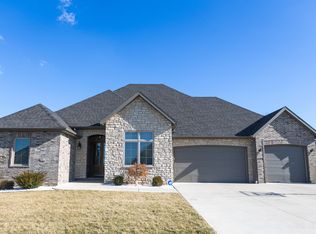 688 N Foxhill Cir, Nixa, MO 65714