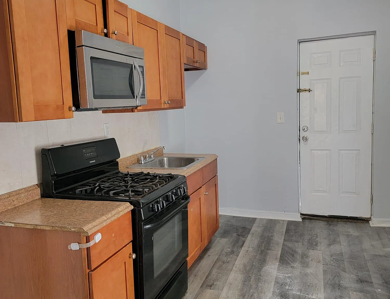3 bed, 1000 sqft, $1,400 — Photo 2
