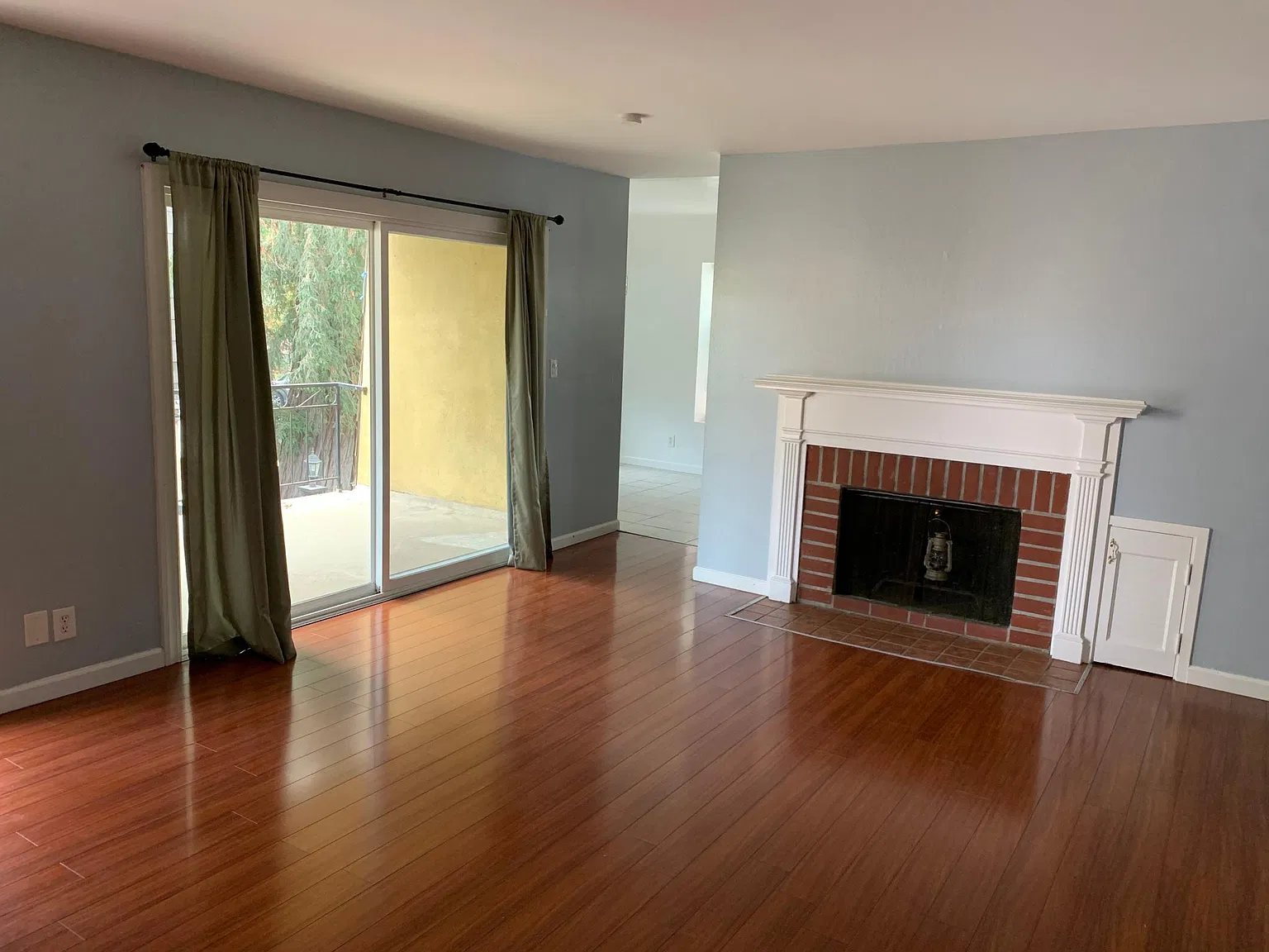 2 bed, 950 sqft, $3,000 — Photo 3