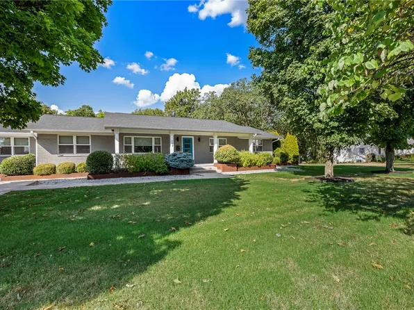 607 NE 2nd St, Bentonville, AR 72712