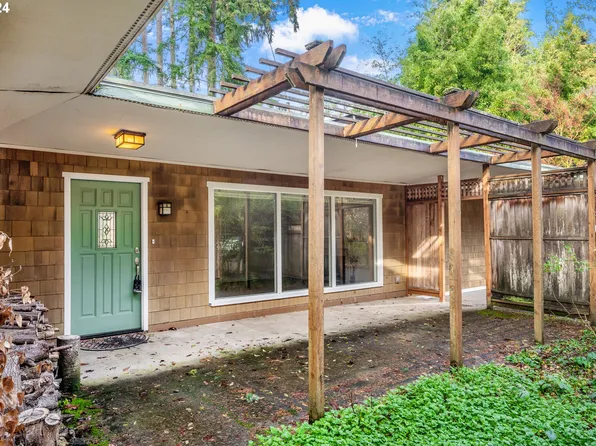 18625 Bryant Rd, Lake Oswego, OR 97034