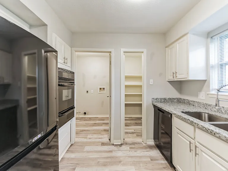 700 Meadowglen Dr — Photo 16