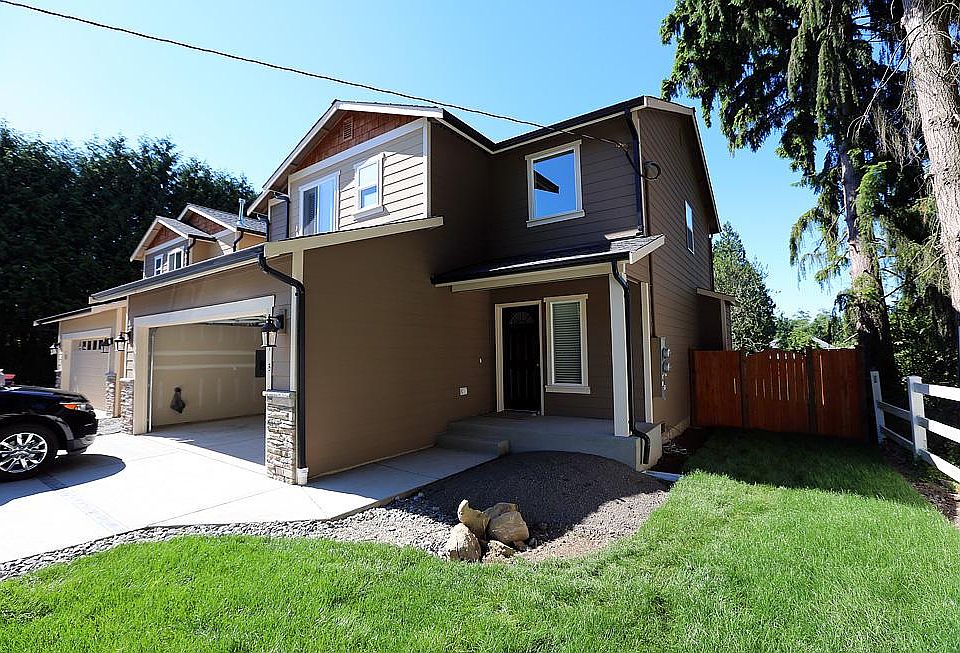 Excellent location, quiet street, huge level lot, built in 2