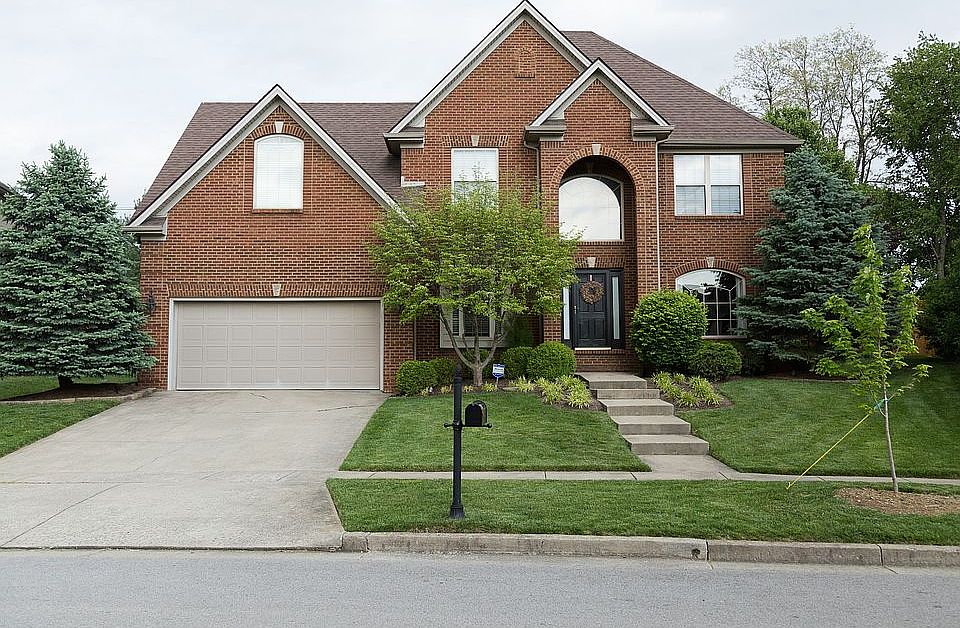 Great curb appeal! all brick