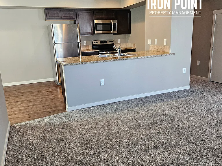 811 E Wandering Ln — Photo 9