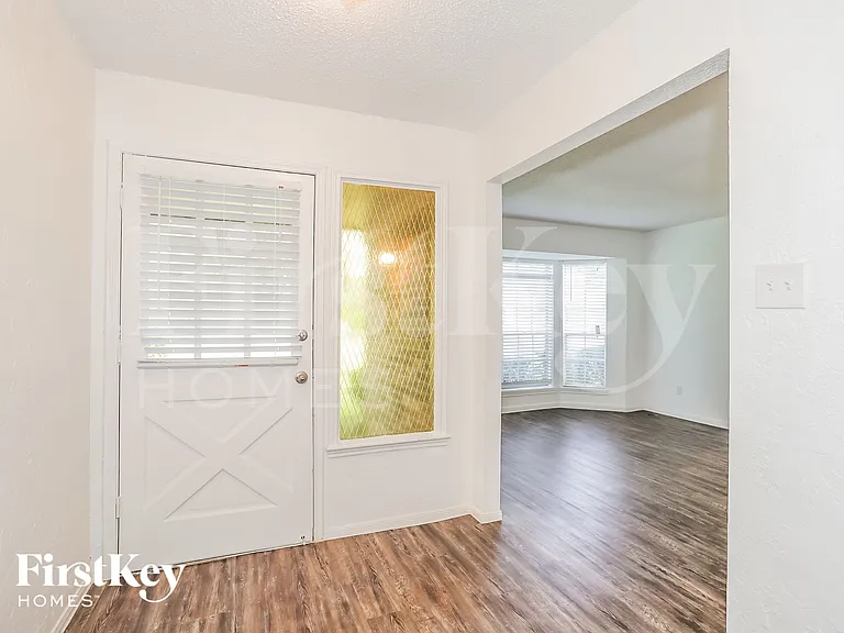 26218 Maplewood Dr — Photo 2