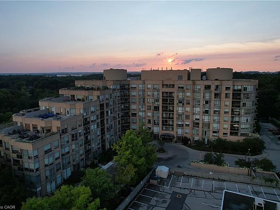 2nd image of 2511 Lakeshore Rd W #216