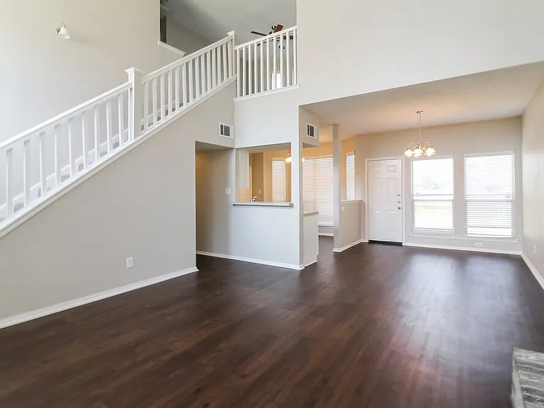 317 Pebblebrook Ln — Photo 4