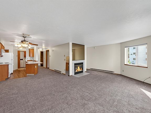 4th image of 912 W Lincoln Pl APT 202
